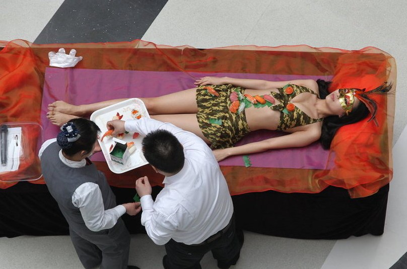 爆料：大连美食节惊现美女人体“宴”（图）