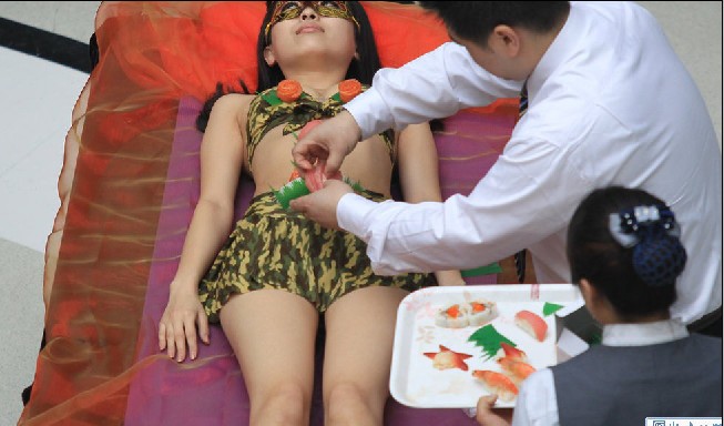 爆料：大连美食节惊现美女人体“宴”（图）