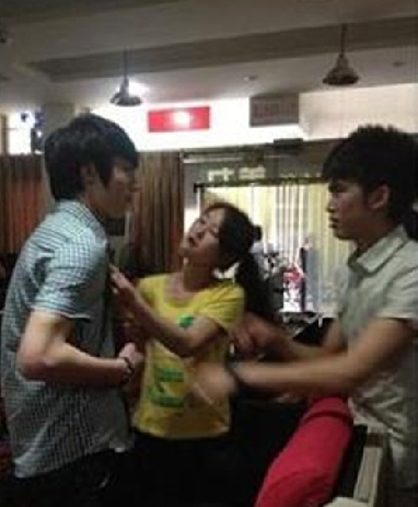 女屌丝网吧暴打男生 很莫名其妙_易看网