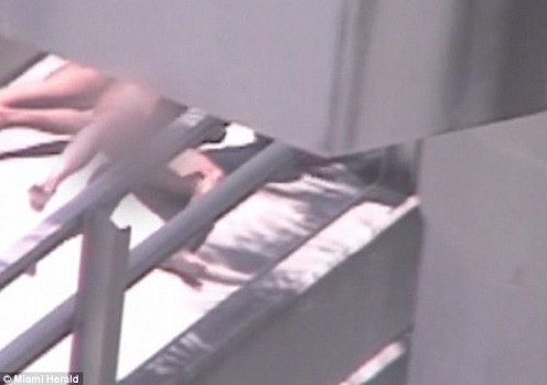 恐怖裸体食脸男啃食人脸 真人版丧尸来袭