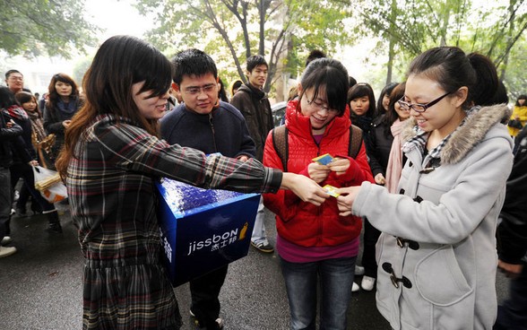 大学免费发避孕套 网络炸开锅遭批判