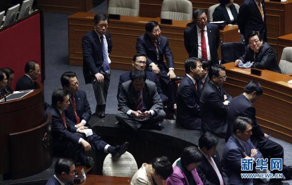 韩国民主议员向主席台扔催泪弹（图）