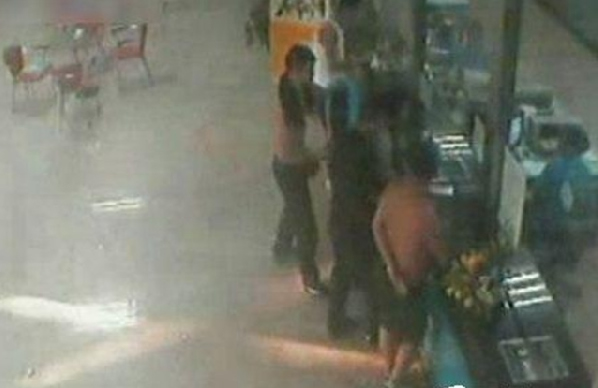 大胆流氓骚扰女大学生交话费（图）