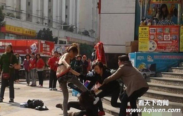 雷人悍女们打架当街把衣服给脱掉(抓拍组图)