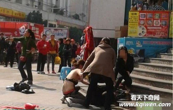 雷人悍女们打架当街把衣服给脱掉(抓拍组图)