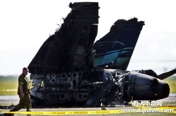 抓拍加拿大F-18战机坠毁大爆炸 飞行员弹射逃生瞬间(组图)