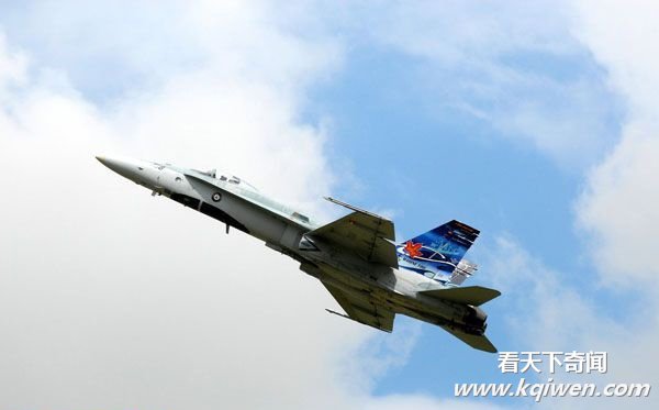 抓拍加拿大F-18战机坠毁大爆炸 飞行员弹射逃生瞬间(组图)