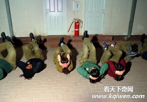 以色列前女兵上传侮辱阿拉伯男囚照片被严批(组图)